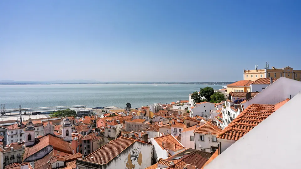 Daken van Alfama en de rivier de Taag in Lissabon