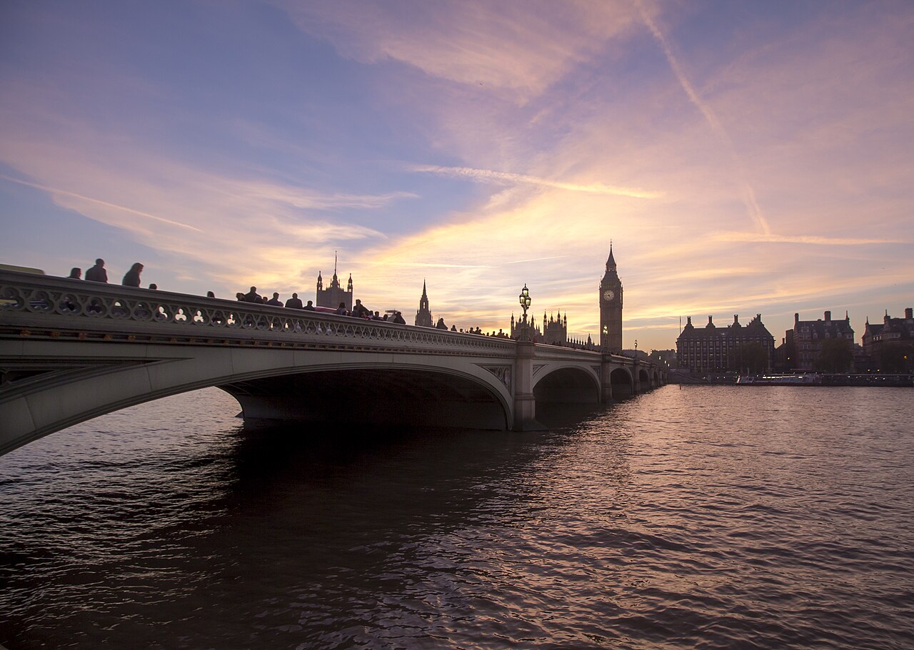 Westminster Bridge en de Elizabeth Tower bij zonsondergang, Londen