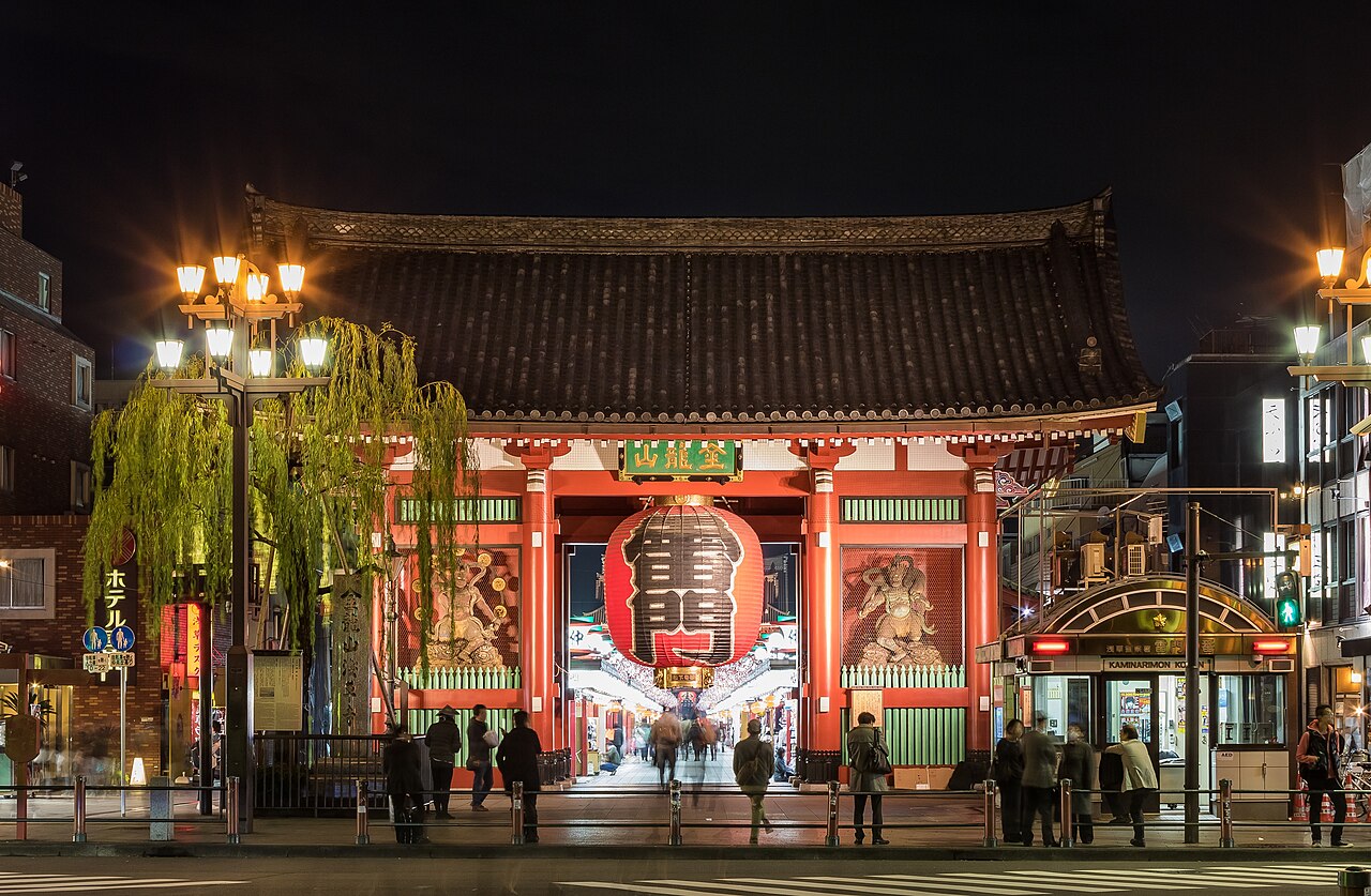 De verlichte Kaminarimon-poort van Sensō-ji in Asakusa, Tokio
